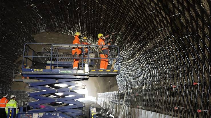 Negative-side tunnel drainage mesh installation