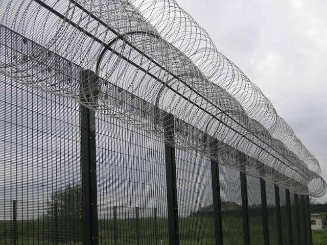 Anti-climb weldmesh security fencing