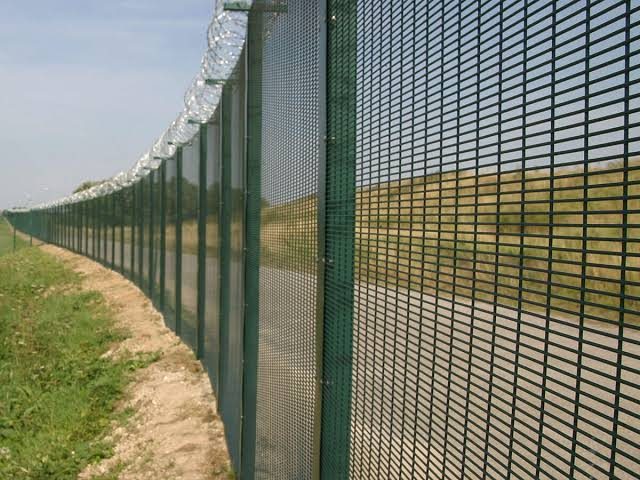 Anti-climb security fencing